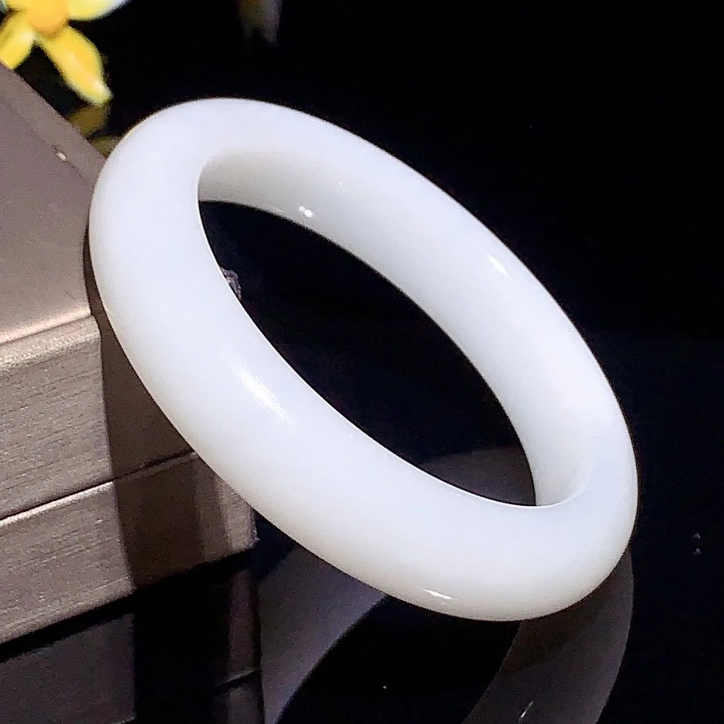 和田玉53圈口羊脂白宽条手镯，玉质细腻油润 底色纯净 无裂无杂 脂粉好，品质好