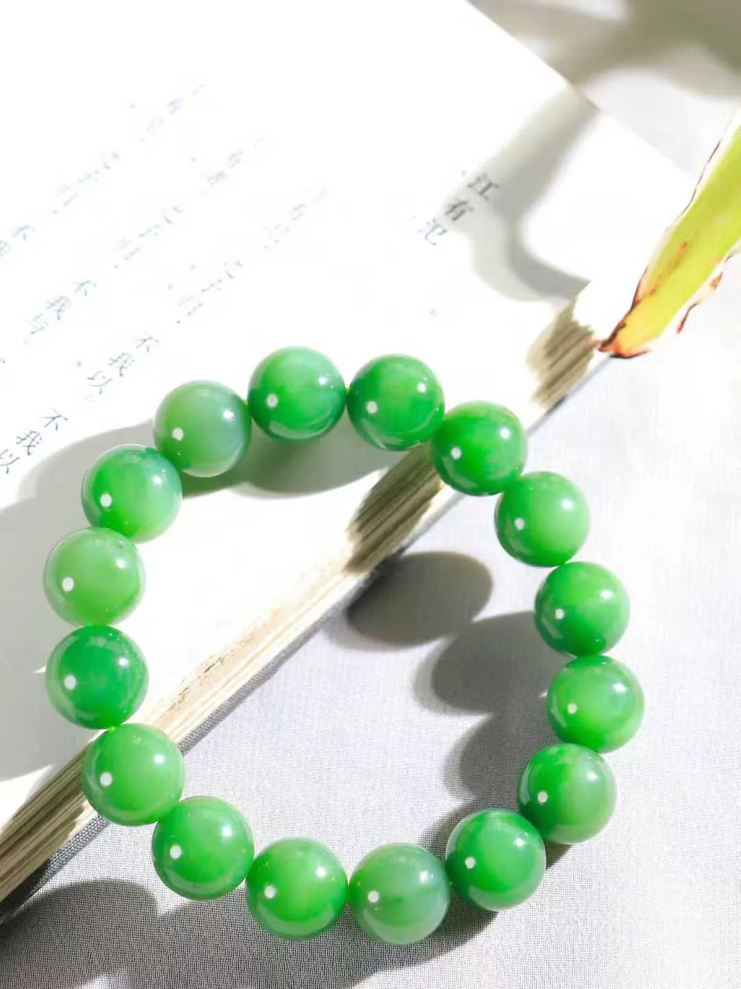 【腕间风华.手串】

精品和田玉碧玉圆珠手串，天然纯净，玉质细腻，圆润如珠，佩戴于腕间，尽显高贵气质。无论是日常搭配还是重要场合，都是您优雅风范的点睛之笔。重54.9克  尺寸取一13mm  21301268O