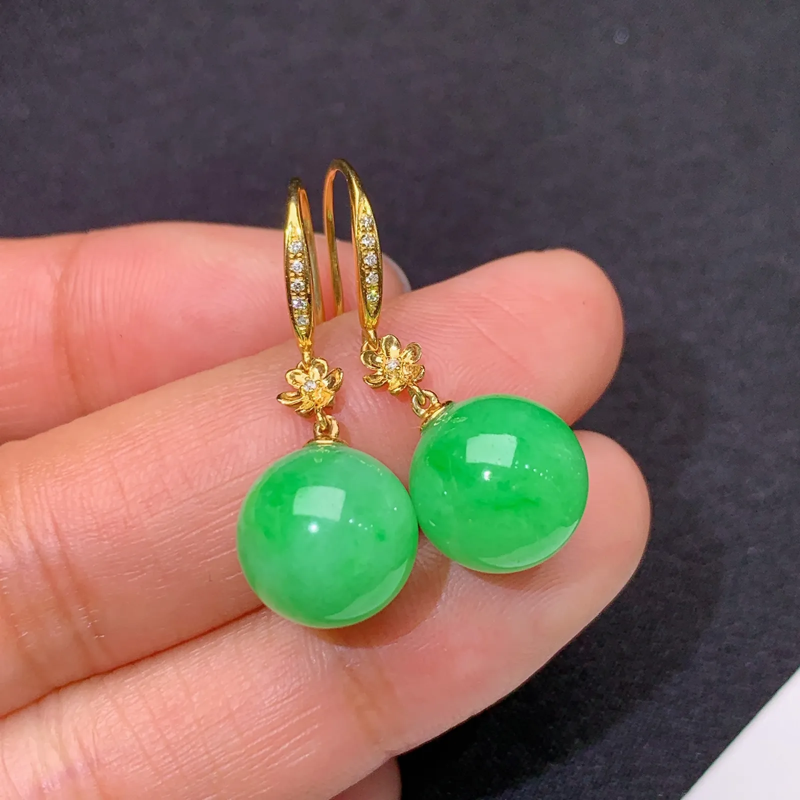 翠绿圆珠耳坠，款式优雅，18k金镶嵌，冰润色阳，玉质细腻，种水足 直径10.7
