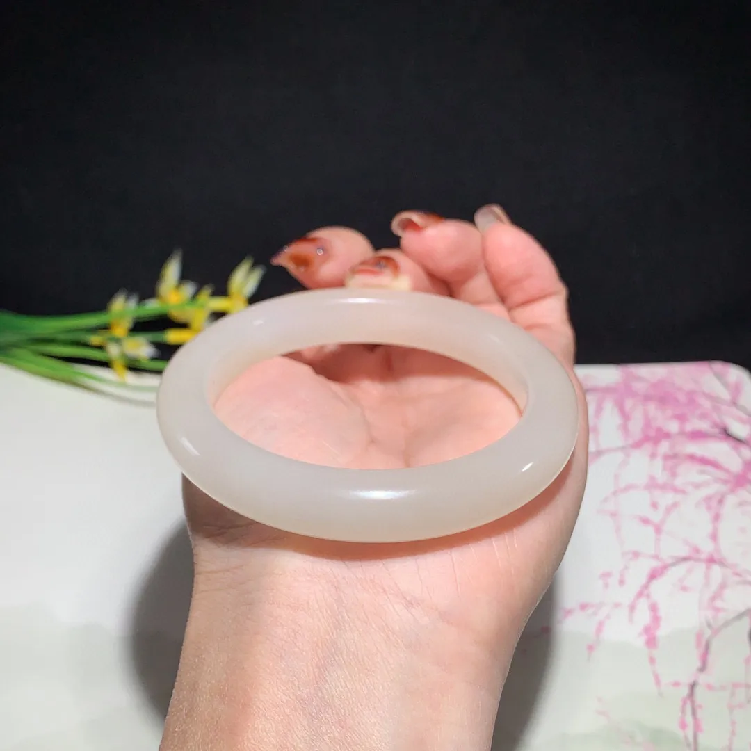 和田玉55.5圈口藕粉色手镯！玉质细腻油润 底色纯净 无裂无杂 脂粉好，品质好