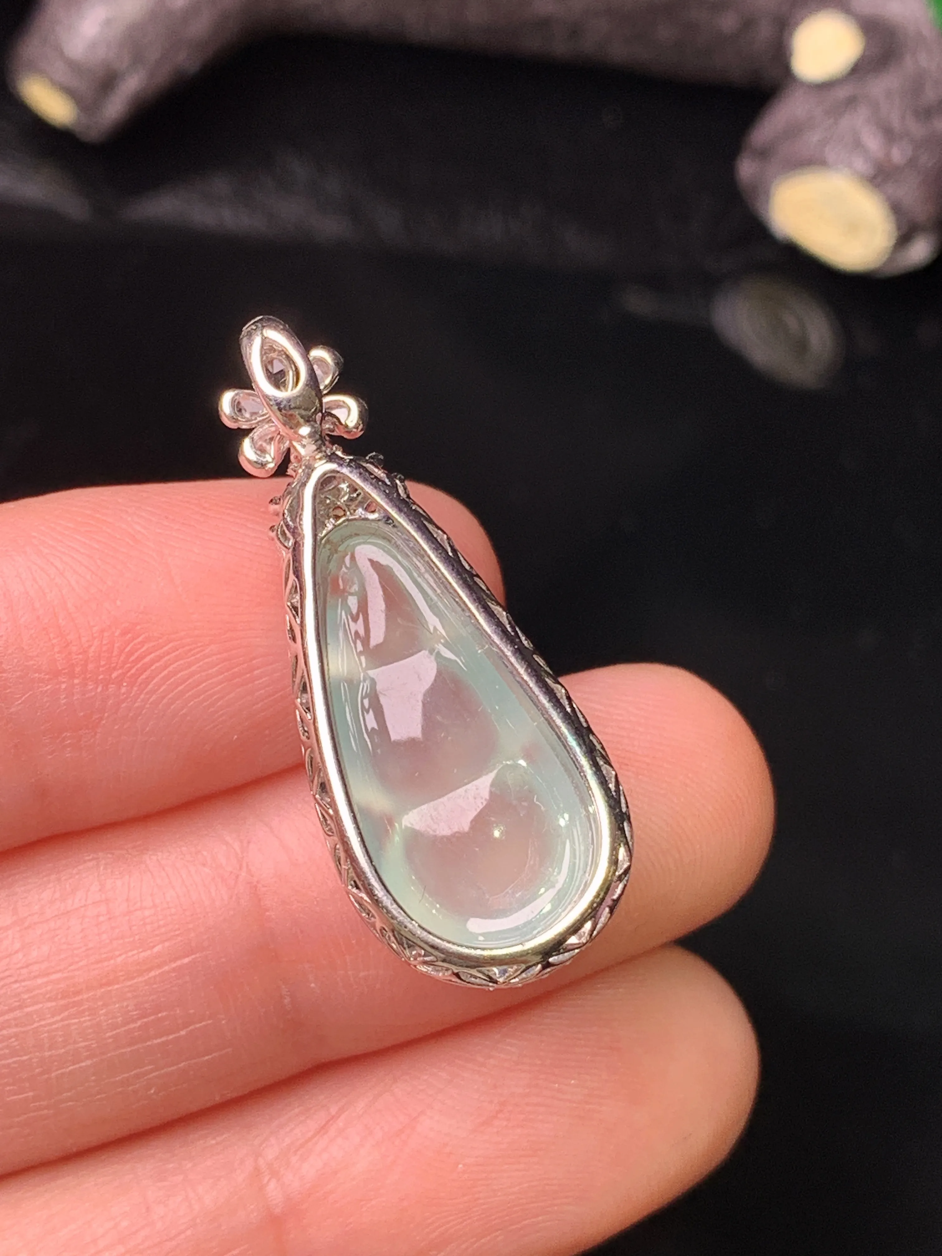 18k金钻镶嵌冰种四季豆吊坠 玉质细腻 色泽艳丽清新 整体尺寸30*12.2*9