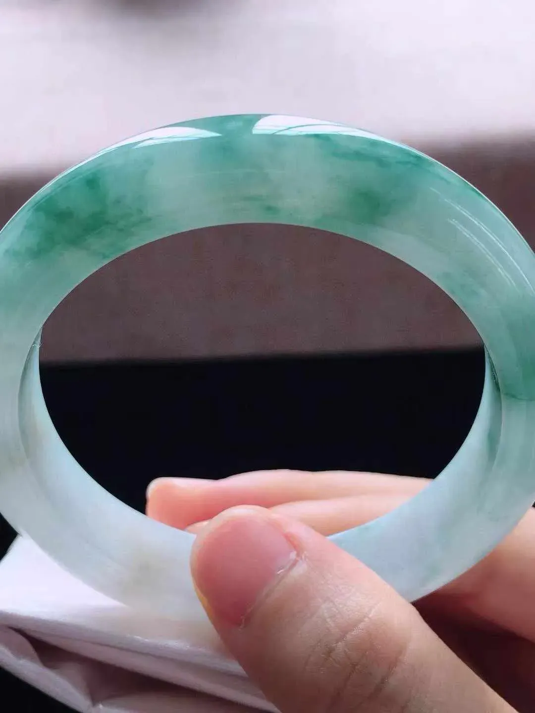 【翡翠名称】老种冰飘花55正圈口翡翠手镯
【翡翠尺寸】55*12*8.8mm适合54-56正圈口佩戴