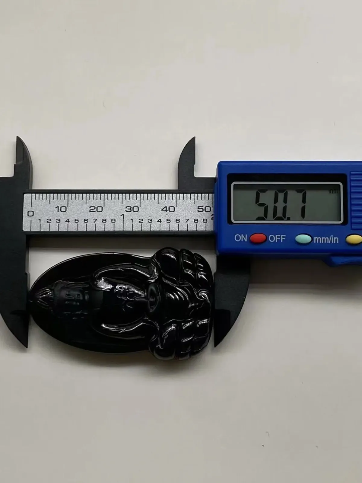 墨翠【素衣观音】细腻干净，黑度好，性价比高，雕工精湛，打灯透绿.