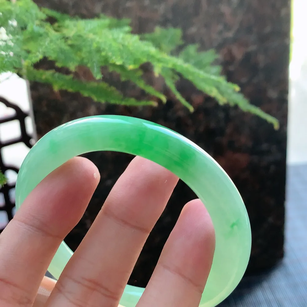 圆条冰阳绿 无瑕 尺寸:53.4/9.6 种色兼备