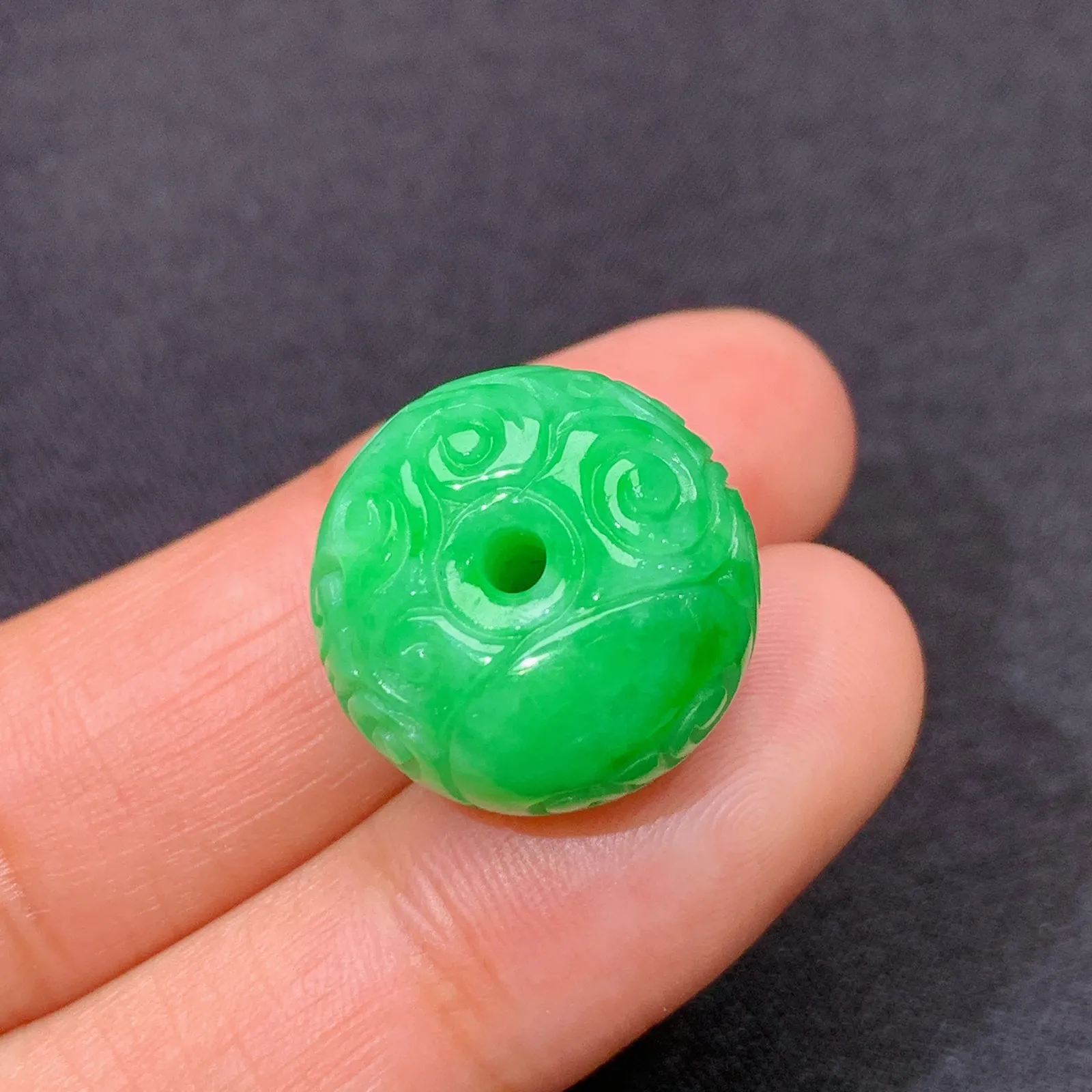 阳绿雕花平安扣，冰润色阳，玉质细腻，种水足 尺寸17*11.5