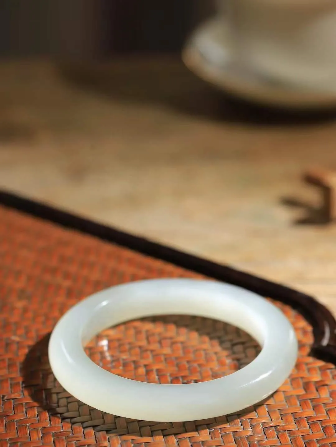 【玉佳人·手镯】

精品️和田玉冰底手镯 ，玉质细腻油润，做工细致精美，端庄素雅，亭亭玉立，芊芊素