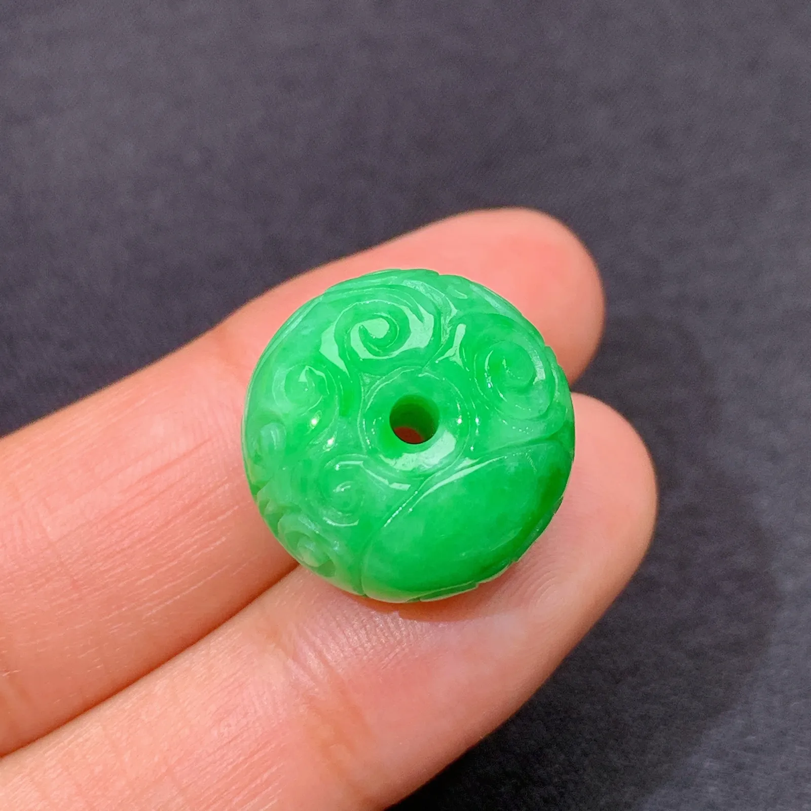 阳绿雕花平安扣，冰润色阳，玉质细腻，种水足 尺寸17*11.5