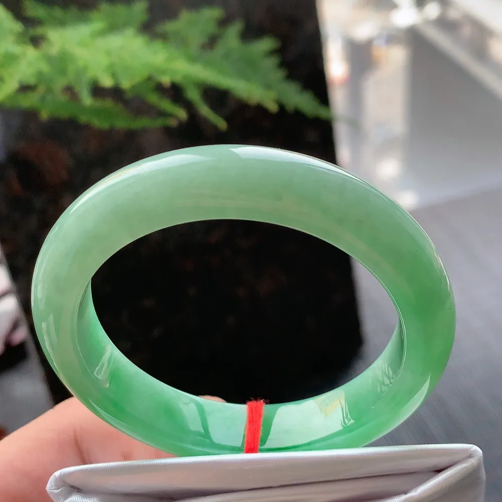 正圈冰糯阳绿 无瑕 尺寸:52.4/11.4/8.5 色好