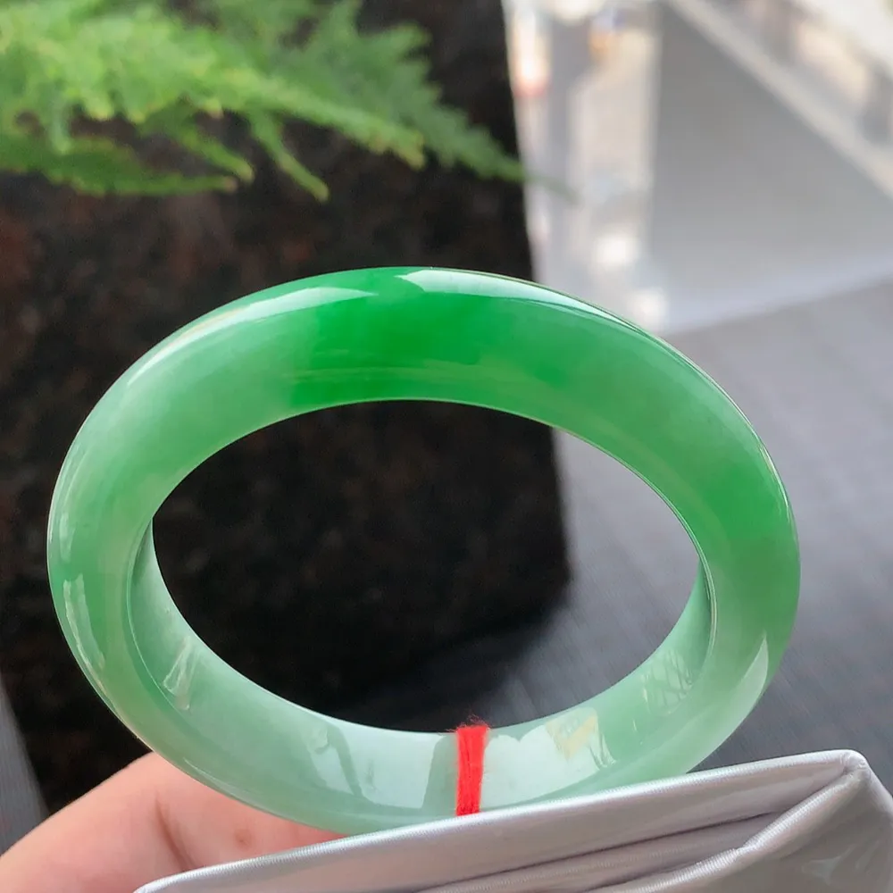 正圈冰糯阳绿 无瑕 尺寸:52.4/11.4/8.5 色好