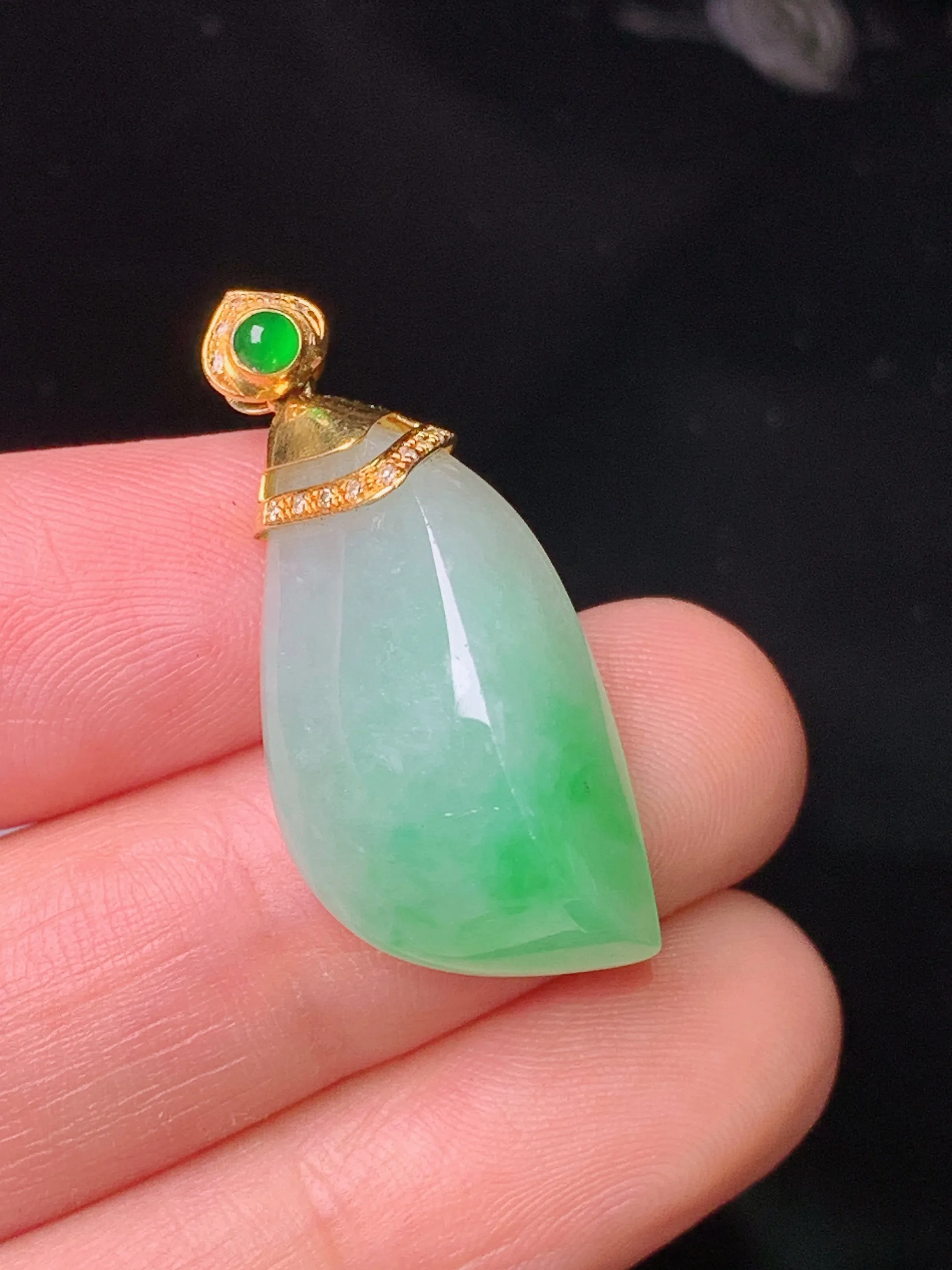 18k金钻镶嵌飘绿随形吊坠 玉质细腻 色泽艳丽清新 整体尺寸30.8*13.7*9.5