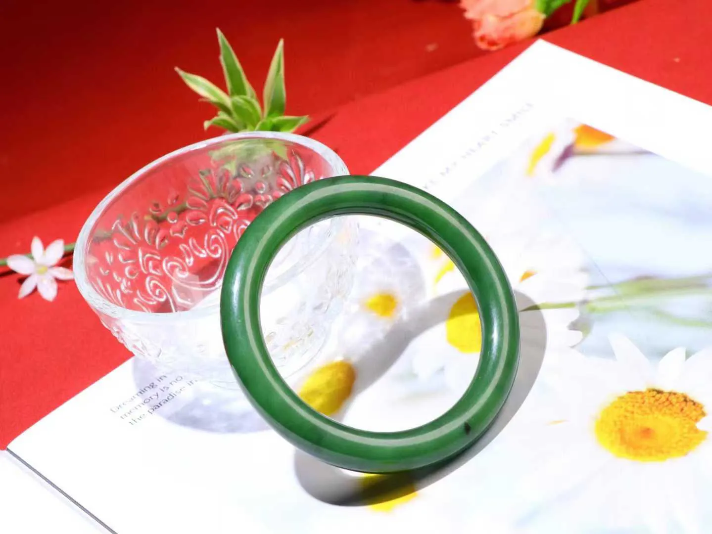 【碧波流转·手镯】

精品和田玉碧玉圆条手镯，玉质细腻温润，手感舒适，️线条流畅，简约大气，美