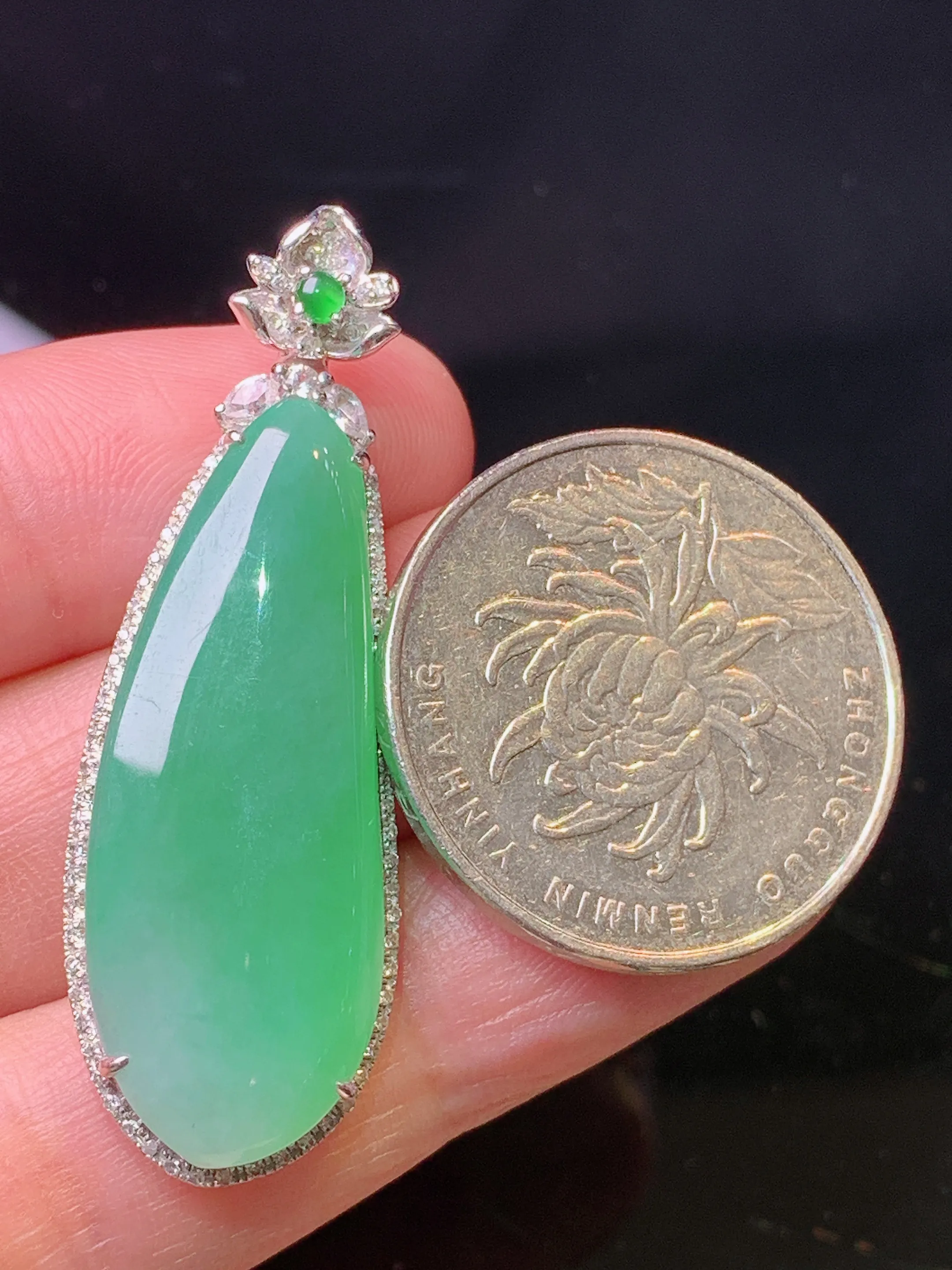 18k金钻镶嵌翠绿福瓜吊坠 玉质细腻 色泽艳丽清新 整体尺寸43.5*14.6*6.6
