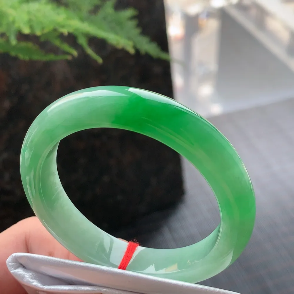 正圈冰糯阳绿 无瑕 尺寸:52.4/11.4/8.5 色好