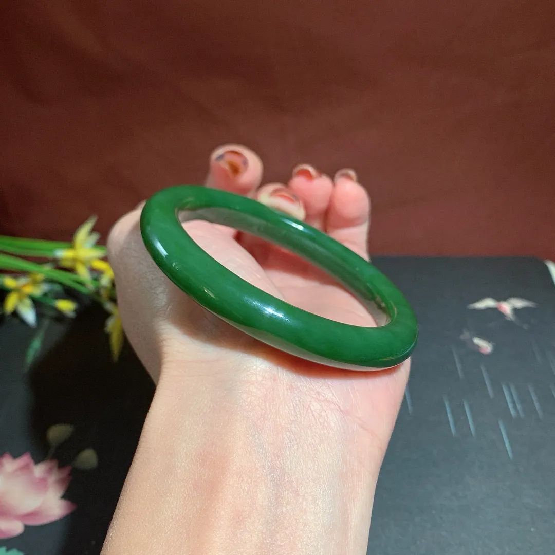 和田玉57圈口菠菜绿碧玉手镯！玉质细腻油润 底色纯净 无裂无杂 脂粉好，品质高