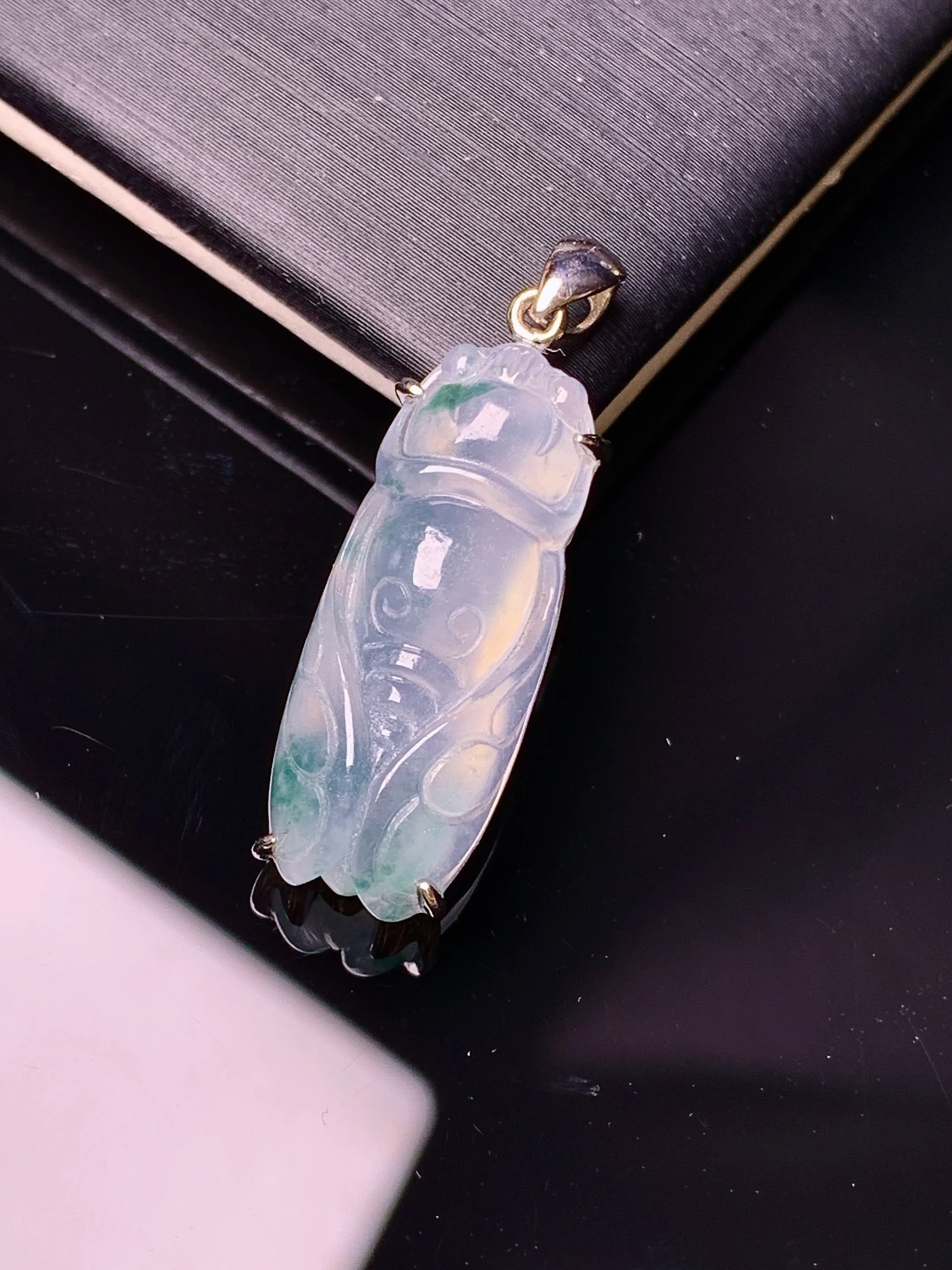 18k金镶嵌飘绿金蝉吊坠 玉质细腻 色泽艳丽清新 整体尺寸29.5*9.2*5.8