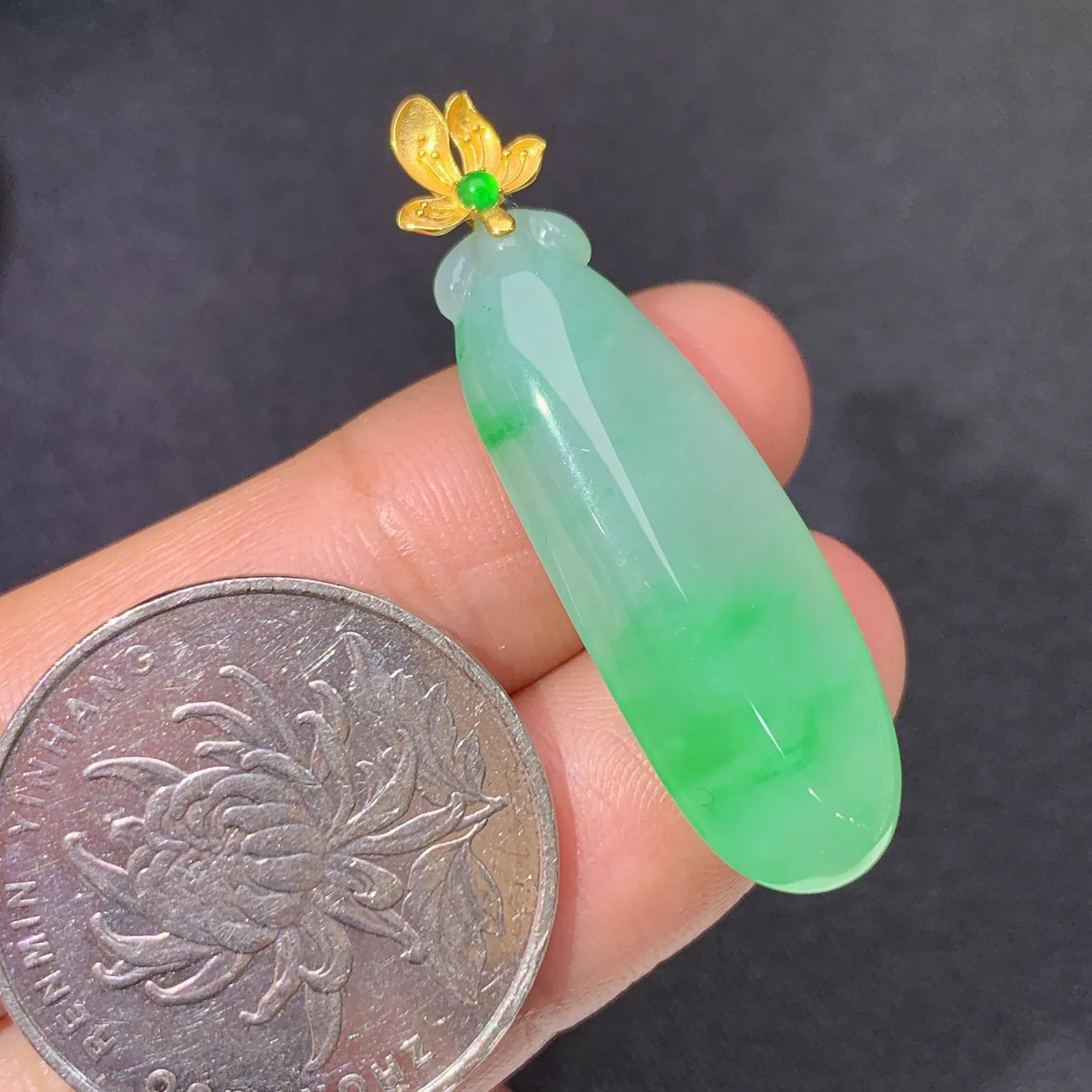 冰飘绿福瓜吊坠，18k金镶嵌，冰润色阳，玉质细腻，种水足 尺寸38.7*11.4*4.9