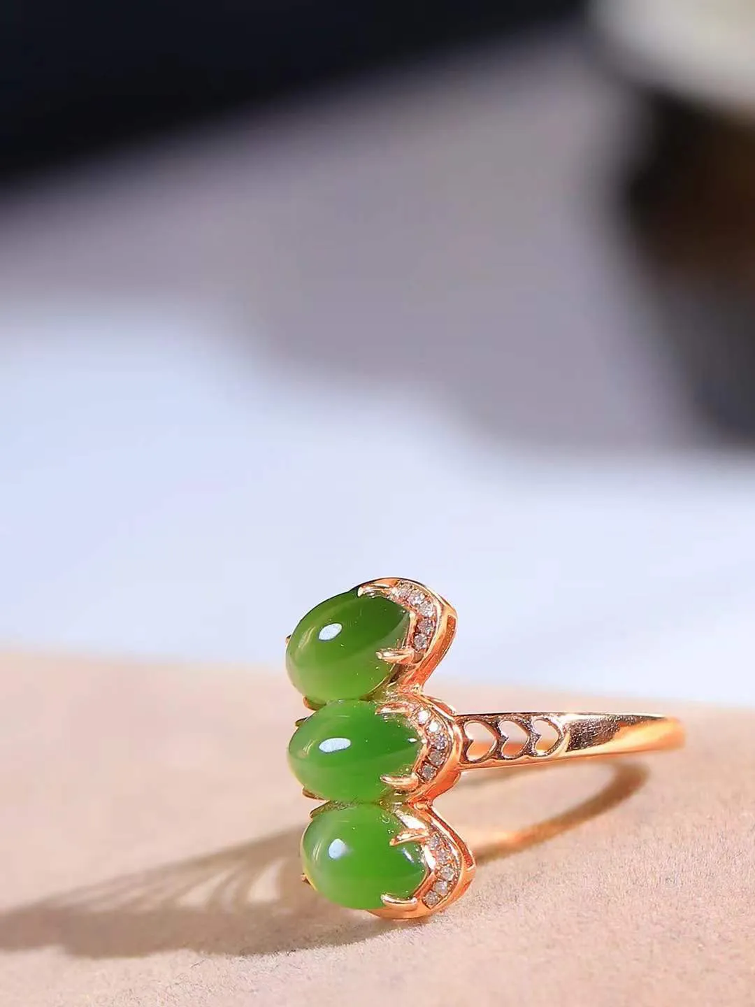 【金镶玉.戒指】

精品和田玉碧玉猫眼18k金戒指 玉质细腻温润 油性十足 ，不论时光如何流转变化，