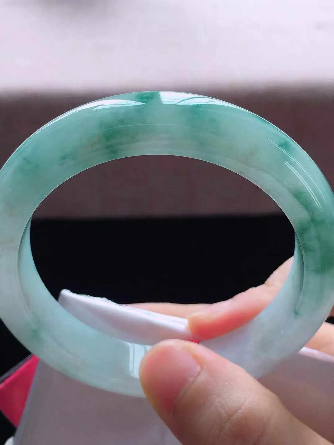 【翡翠名称】老种冰飘花55正圈口翡翠手镯
【翡翠尺寸】55*12*8.8mm适合54-56正圈口佩戴
【翡翠描述】缅甸天然翡翠A货，种老水足，玉质细腻，色泽靓丽，性价比高，佩戴效果好！