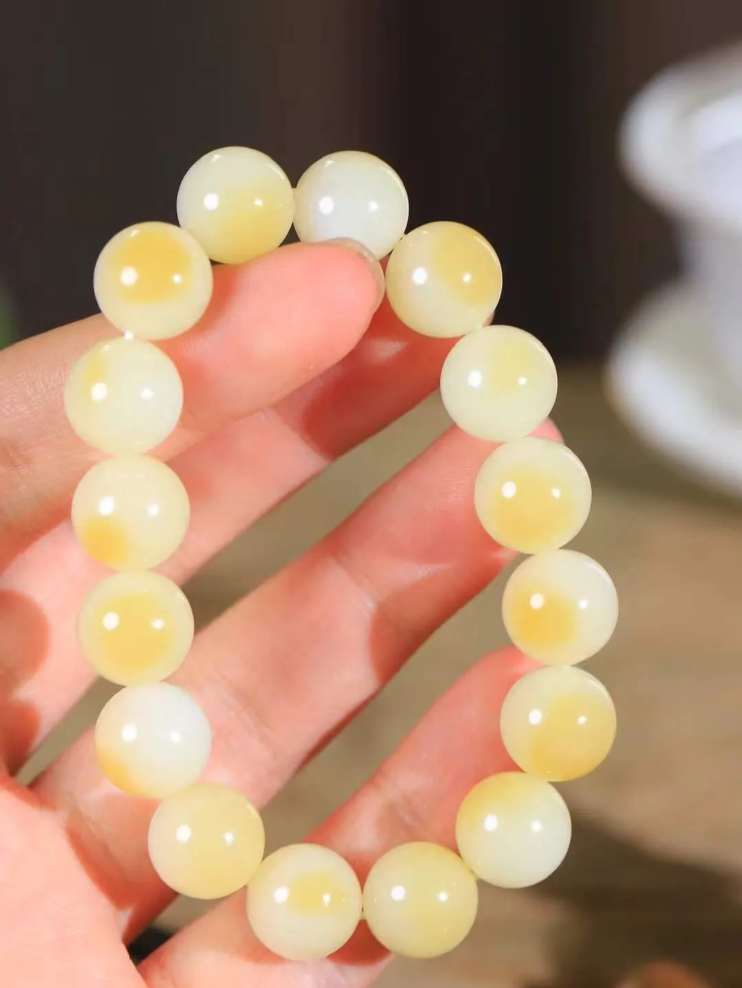 【珠圆玉润.手串】

精品和田玉糖白玉珠圆玉润手串 玉质温润细腻  整串打磨圆润，佩戴舒适。珠珠落玉盘，间关莺语花底滑，一生美好时光，无论身在何处，都有它相伴相守。事事顺遂，幸福美满，吉祥如意。重50.5克 尺寸取一12.1mm FDL-161102713