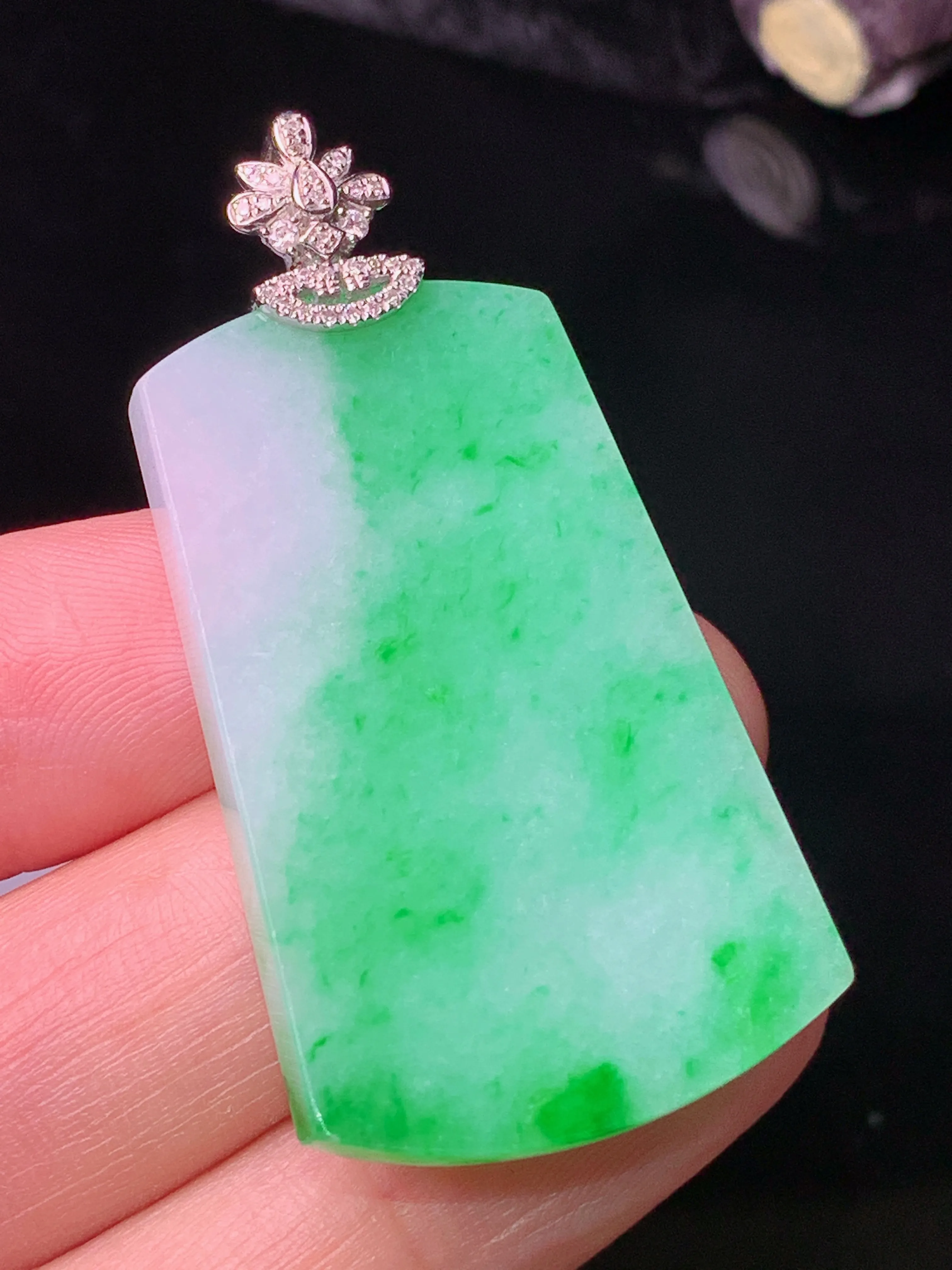 18k金钻镶嵌翠绿无事牌吊坠 玉质细腻 色泽艳丽清新 整体尺寸47.6*24.2*3.7