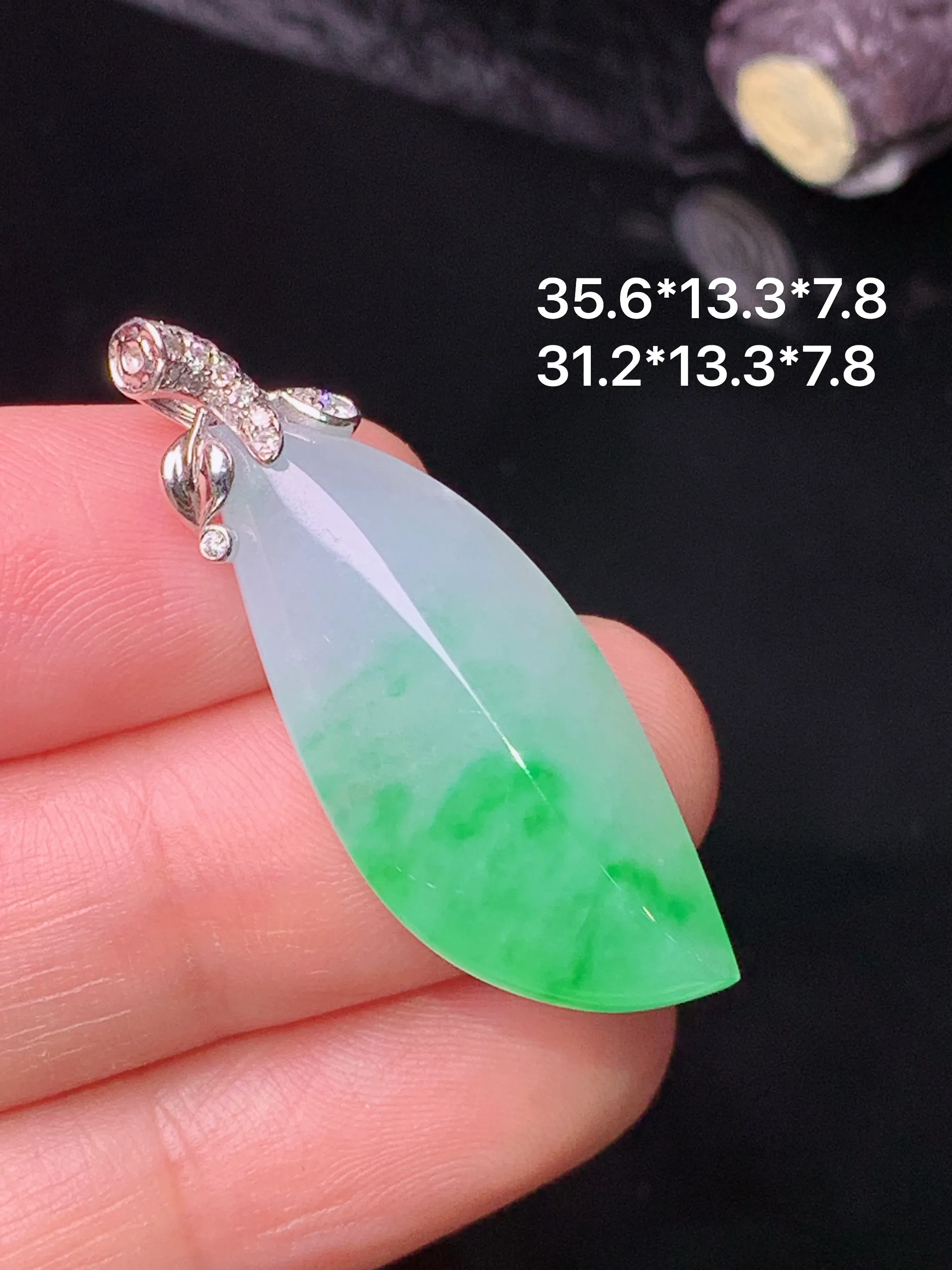 18k金钻镶嵌飘绿随形吊坠 玉质细腻 色泽艳丽清新 整体尺寸35.6*13.3*7.8