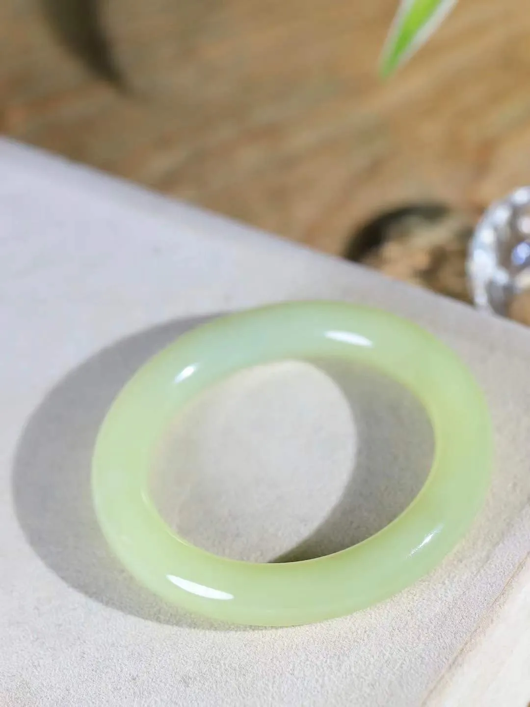 【玉佳人·手镯】

精品️和田玉浅黄口圆条手镯 ，玉质细腻油润，做工细致精美，端庄素雅，亭亭玉立，