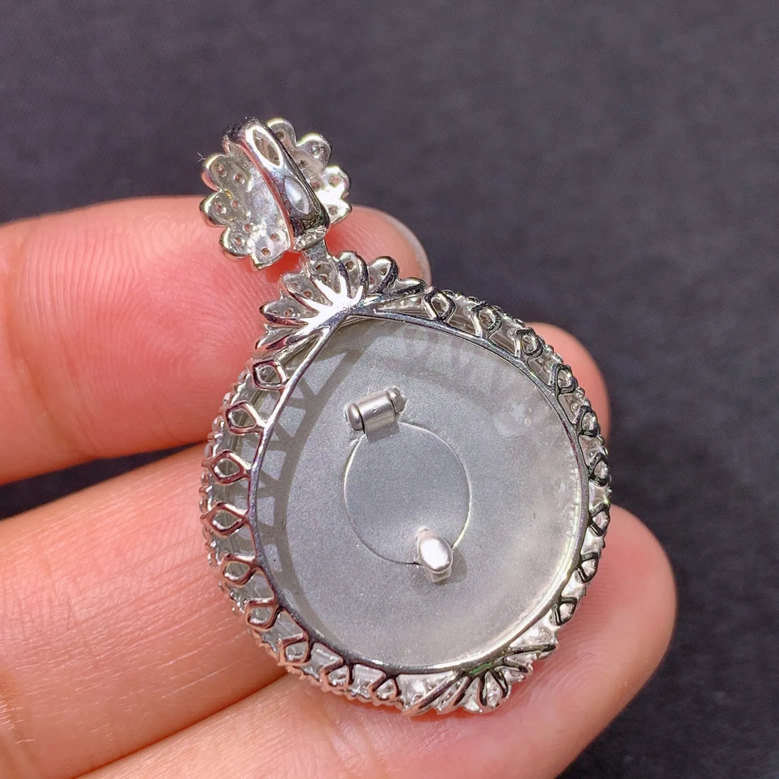 翠绿平安扣吊坠，18k金镶嵌，色泽鲜阳，冰润细腻，种水足 尺寸35*22.6*7.5