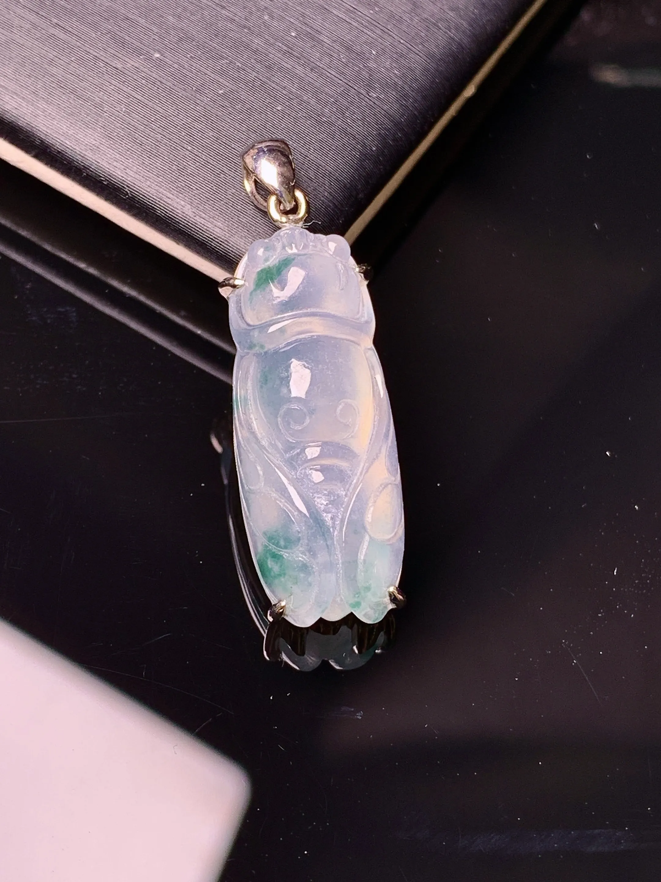 18k金镶嵌飘绿金蝉吊坠 玉质细腻 色泽艳丽清新 整体尺寸29.5*9.2*5.8