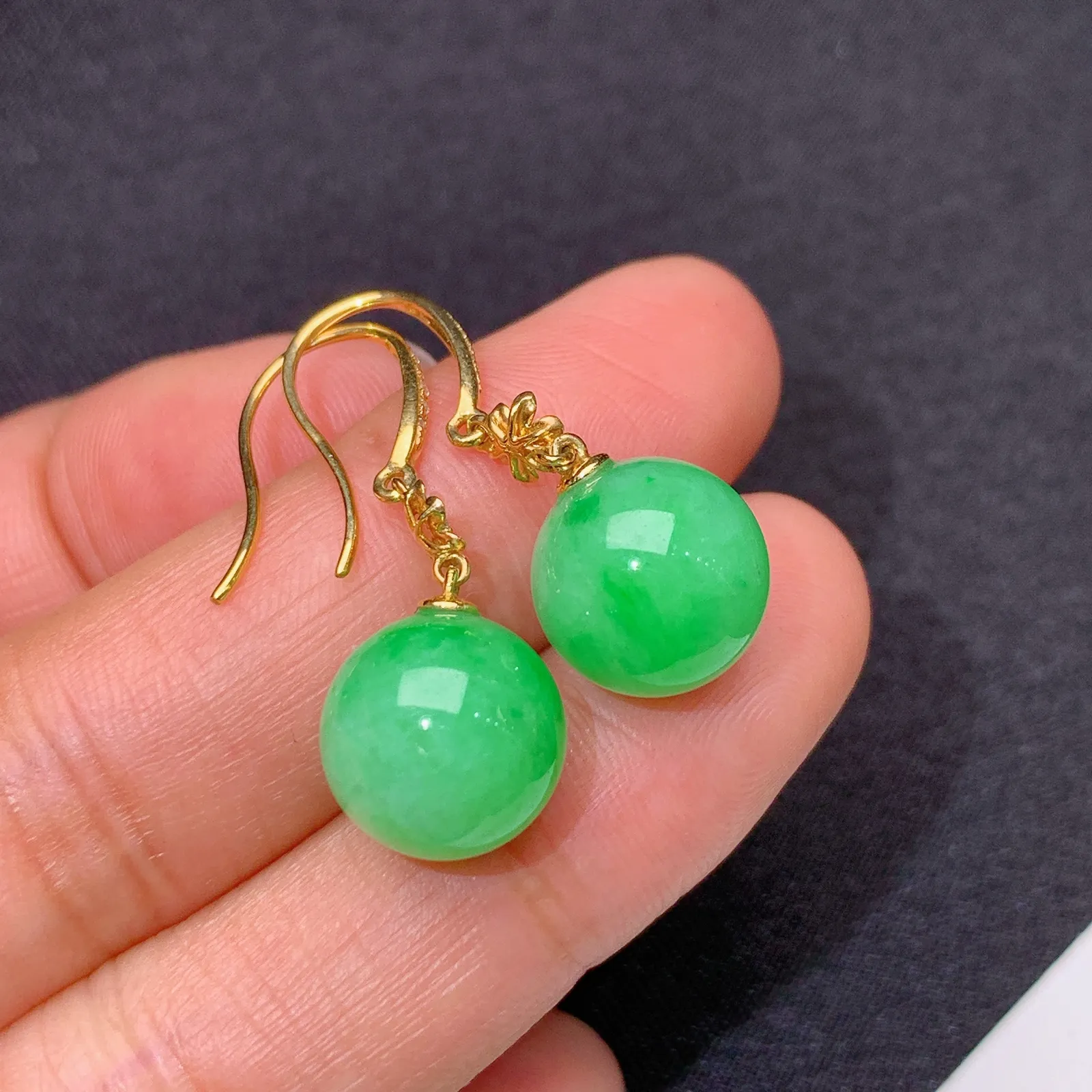 翠绿圆珠耳坠，款式优雅，18k金镶嵌，冰润色阳，玉质细腻，种水足 直径10.7