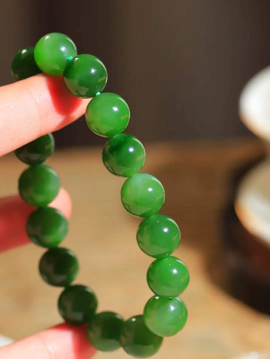 【珠圆玉润.手串】

精品和田玉碧玉微猫眼珠圆玉润手串 玉质温润细腻  整串打磨圆润，佩戴舒适。珠珠落玉盘，间关莺语花底滑，一生美好时光，无论身在何处，都有它相伴相守。事事顺遂，幸福美满，吉祥如意。重47.2克   尺寸取一11.4mm   FDL-691152700