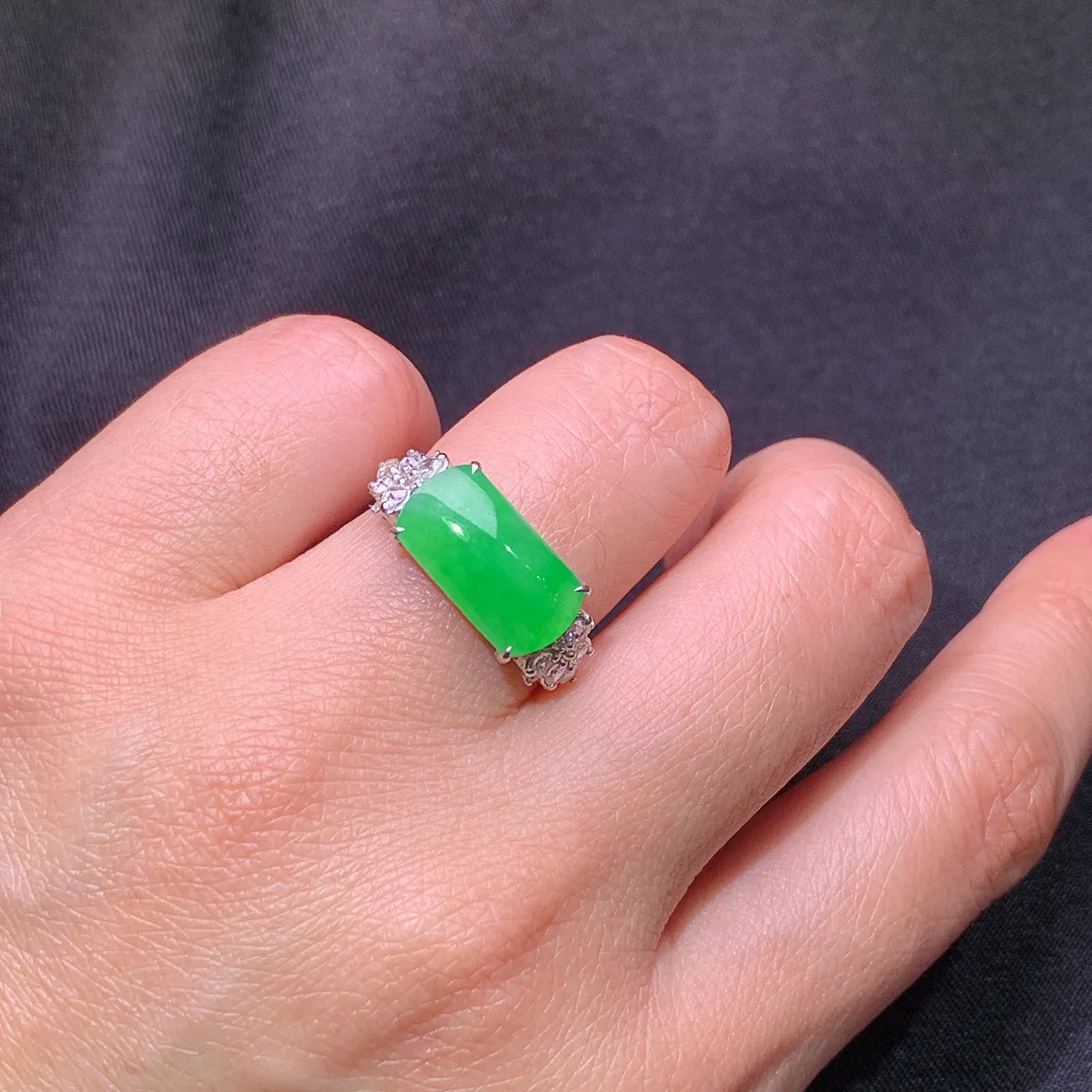 阳绿马鞍戒指，款式优雅大气，18k金镶嵌，冰润色阳，种水足 圈口15 裸石13.9*7.1*3