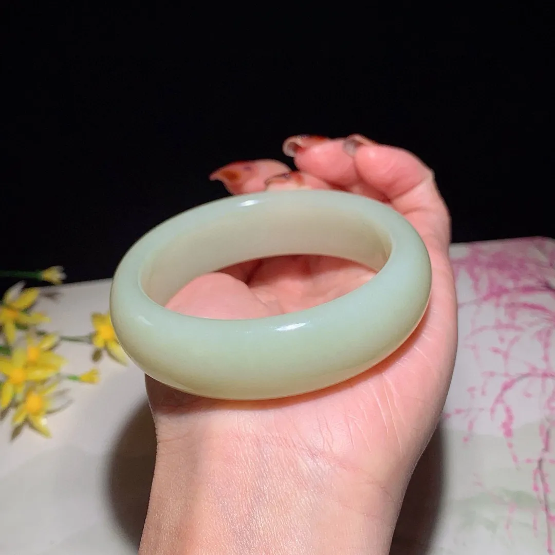 黄口料！和田玉57圈口黄口料宽版手镯，玉质细腻油润 底色纯净 无裂无杂 脂粉好，品质高！