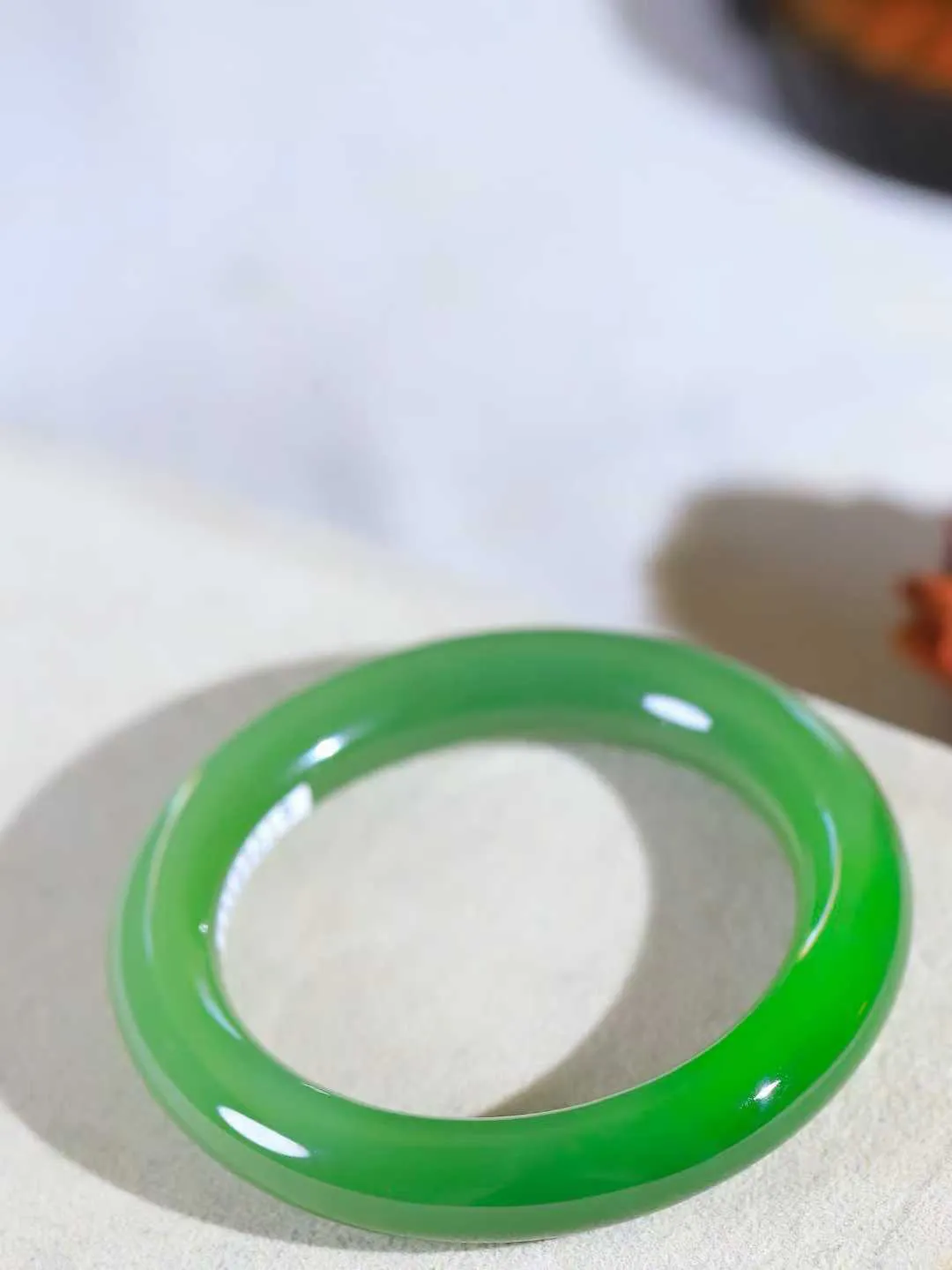 【悠悠芳华.镯】

典藏级臻品和田玉碧玉微猫眼圆条手镯 玉质温润 青葱岁月，尽收腕中，婉转流畅，凝岁月悠长。盈一眸恬淡，挽一抹绿意。重60克 内径53mm尺寸11.4-11.2mm561151913T