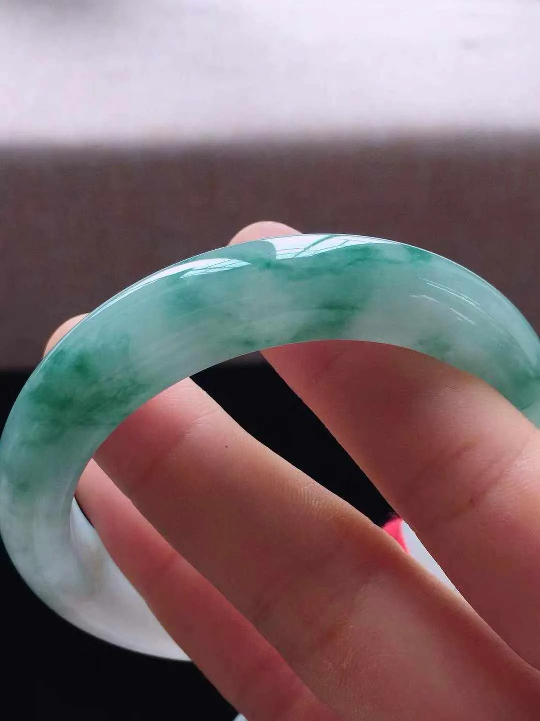 【翡翠名称】老种冰飘花55正圈口翡翠手镯
【翡翠尺寸】55*12*8.8mm适合54-56正圈口佩戴
【翡翠描述】缅甸天然翡翠A货，种老水足，玉质细腻，色泽靓丽，性价比高，佩戴效果好！