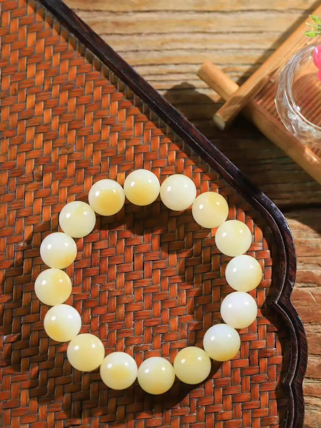 【珠圆玉润.手串】

精品和田玉糖白玉珠圆玉润手串 玉质温润细腻  整串打磨圆润，佩戴舒适。珠珠落玉盘，间关莺语花底滑，一生美好时光，无论身在何处，都有它相伴相守。事事顺遂，幸福美满，吉祥如意。重50.5克 尺寸取一12.1mm FDL-161102713