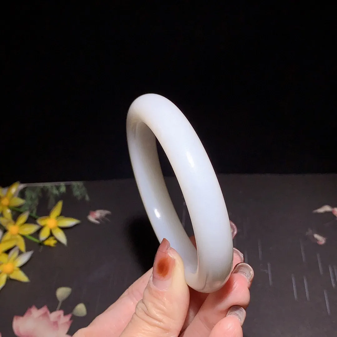 和田玉59圈口羊脂白手镯！玉质细腻油润 底色纯净 无裂无杂 脂粉好，品质好！