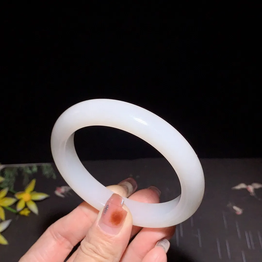 和田玉57.5圈口羊脂白手镯！玉质细腻油润 底色纯净 无裂无杂 脂粉好，品质好！