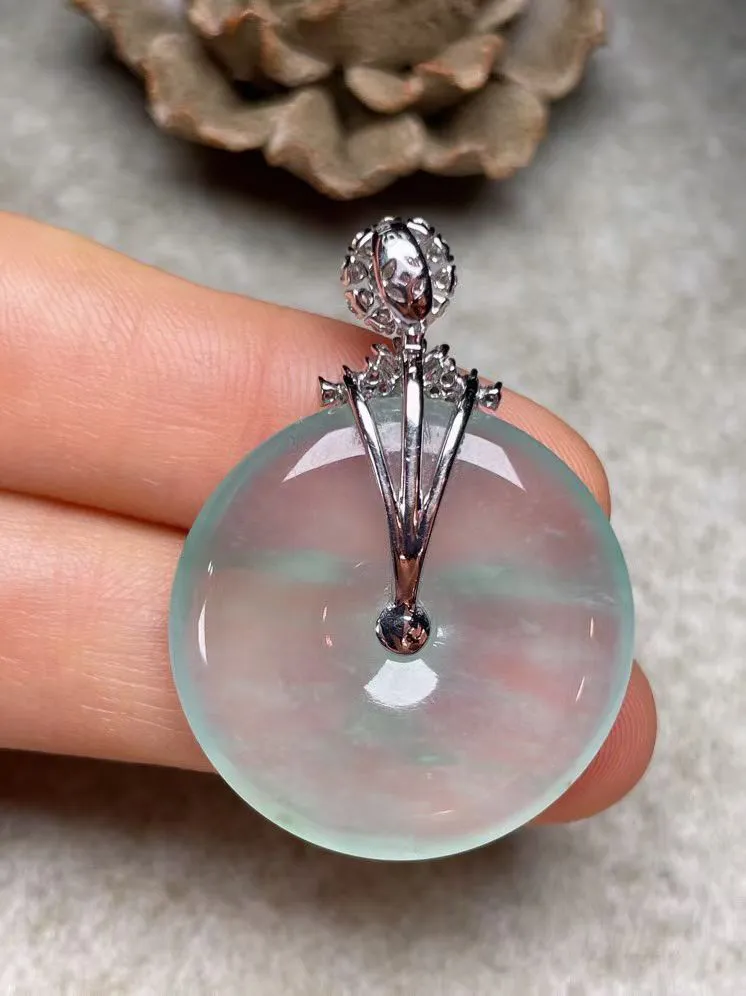 冰种飘绿平安扣吊坠、真金真钻镶嵌，种水好，玉质细腻 .裸石尺寸 26.9.