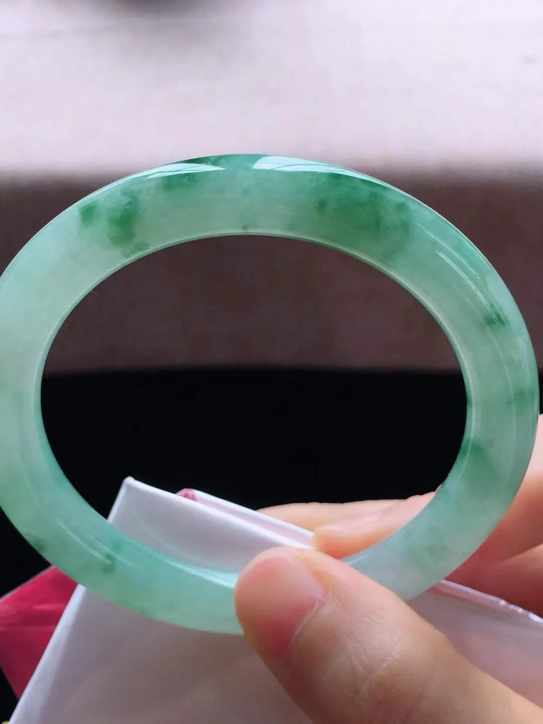 【翡翠名称】老种冰飘花55.2圈口圆条翡翠手镯
【翡翠尺寸】55.2*9*8.8mm适合55.2-57.5正圈口佩戴
【翡翠描述】缅甸天然翡翠A货，种老水足，玉质细腻，色泽靓丽，性价比高，佩戴效果好！