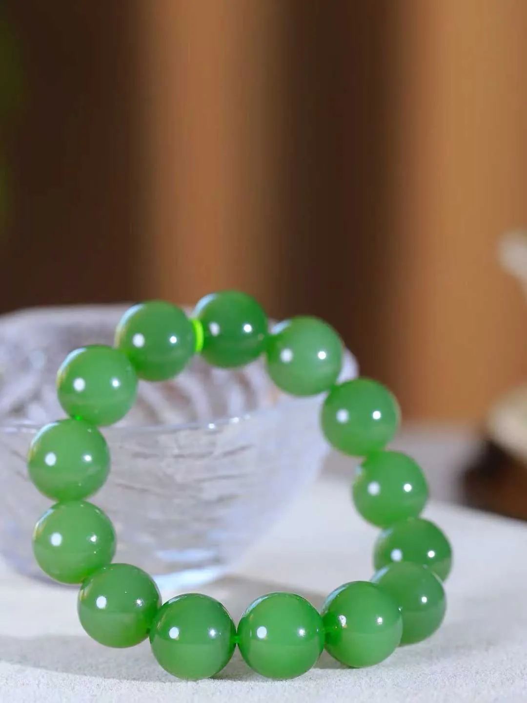 【珠圆玉润.手串】

精品和田玉碧玉珠圆玉润手串 玉质温润细腻  整串打磨圆润，佩戴舒适。珠珠落玉盘，间关莺语花底滑，一生美好时光，无论身在何处，都有它相伴相守。事事顺遂，幸福美满，吉祥如意。重59.2克   尺寸取一13.8mm   FDL-691151900