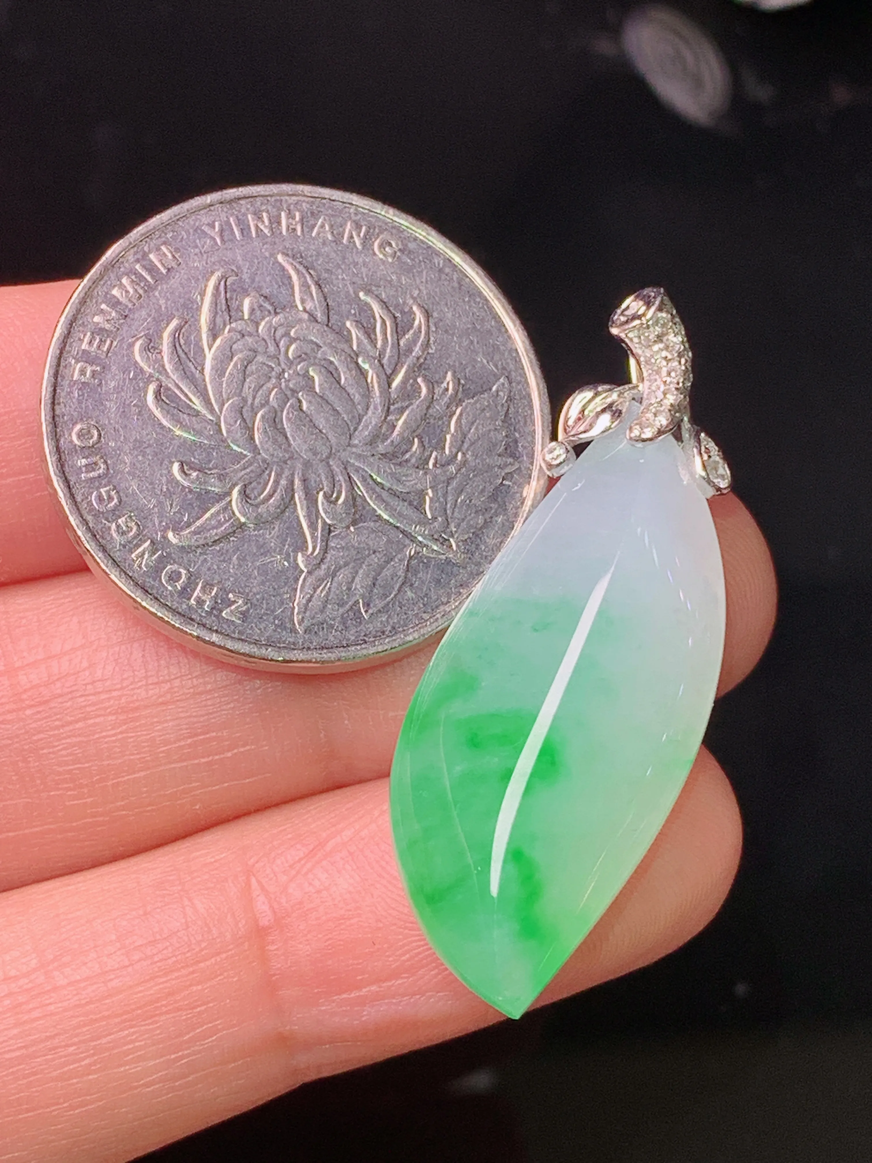 18k金钻镶嵌飘绿随形吊坠 玉质细腻 色泽艳丽清新 整体尺寸35.6*13.3*7.8