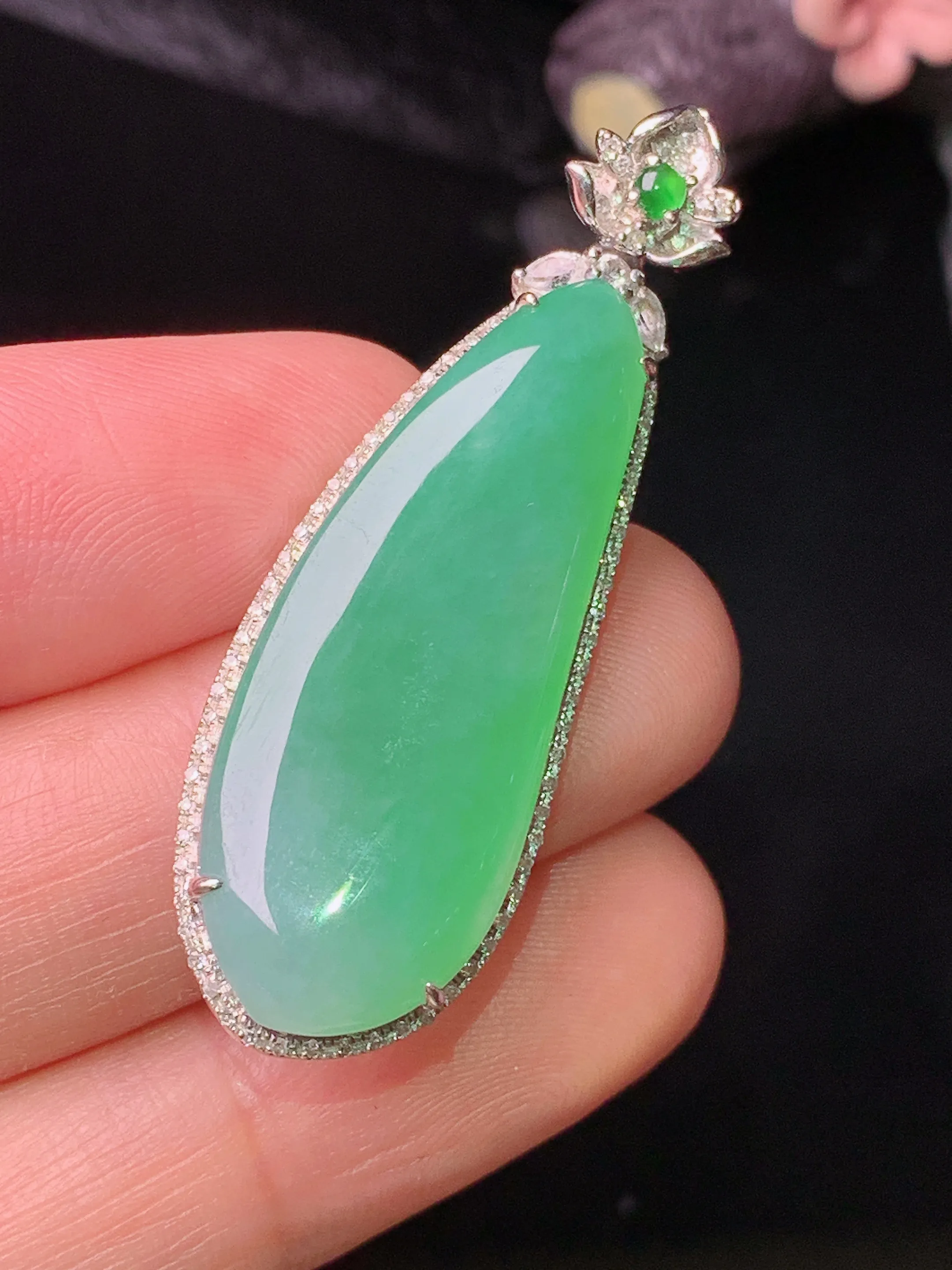 18k金钻镶嵌翠绿福瓜吊坠 玉质细腻 色泽艳丽清新 整体尺寸43.5*14.6*6.6