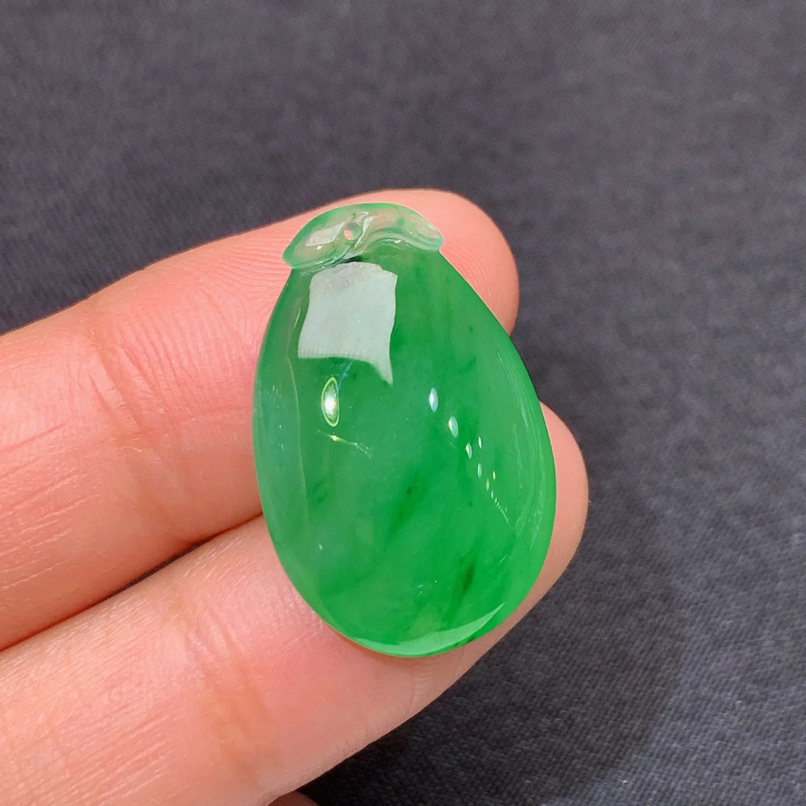 冰种辣绿福瓜，冰润润阳，玉质细腻，种水足 尺寸23*15.3*6.2