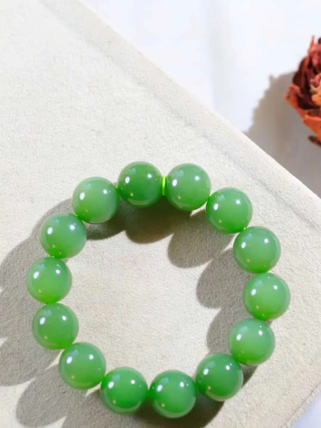 【珠圆玉润.手串】

精品和田玉碧玉珠圆玉润手串 玉质温润细腻  整串打磨圆润，佩戴舒适。珠珠落玉盘，间关莺语花底滑，一生美好时光，无论身在何处，都有它相伴相守。事事顺遂，幸福美满，吉祥如意。重59.2克   尺寸取一13.8mm   FDL-691151900