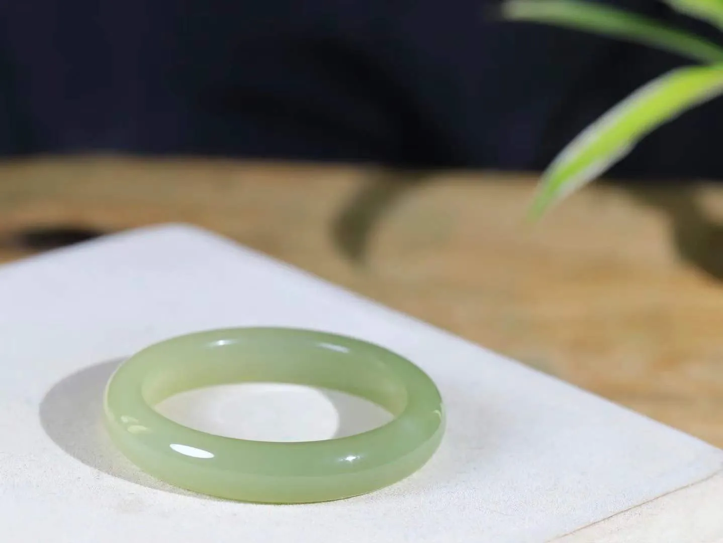 【温润于心.手镯】

精品️和田玉晴水手镯，如晴水般清澈，似晴空般纯净。每一缕纹理都诉说着大自然的