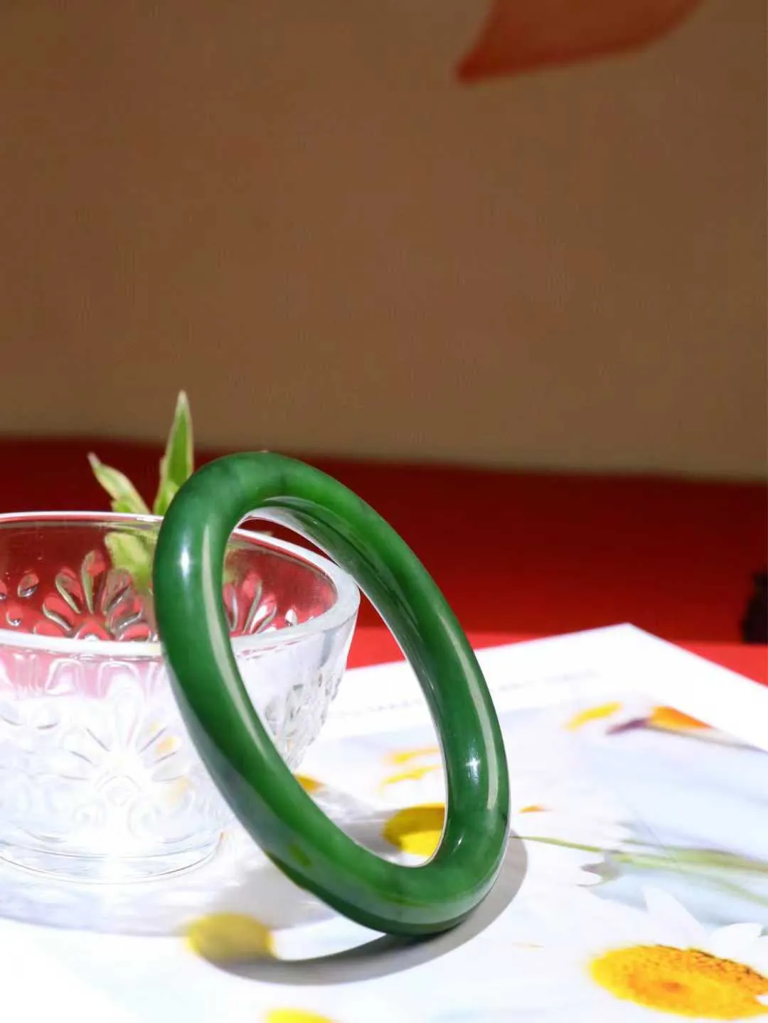 【碧波流转·手镯】

精品和田玉碧玉圆条手镯，玉质细腻温润，手感舒适，️线条流畅，简约大气，美自天成，佩戴于腕间，婉约之美，举手投足间透出那份低调奢华，醉人心扉。
重56.6克 内径圈口59-10mm  FO62570451665