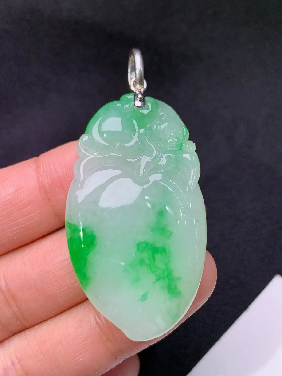 飘绿灵猴献瑞吊坠，18k金镶嵌，冰润色阳，玉质细腻，种水足 zha尺寸45.5*26.1*6