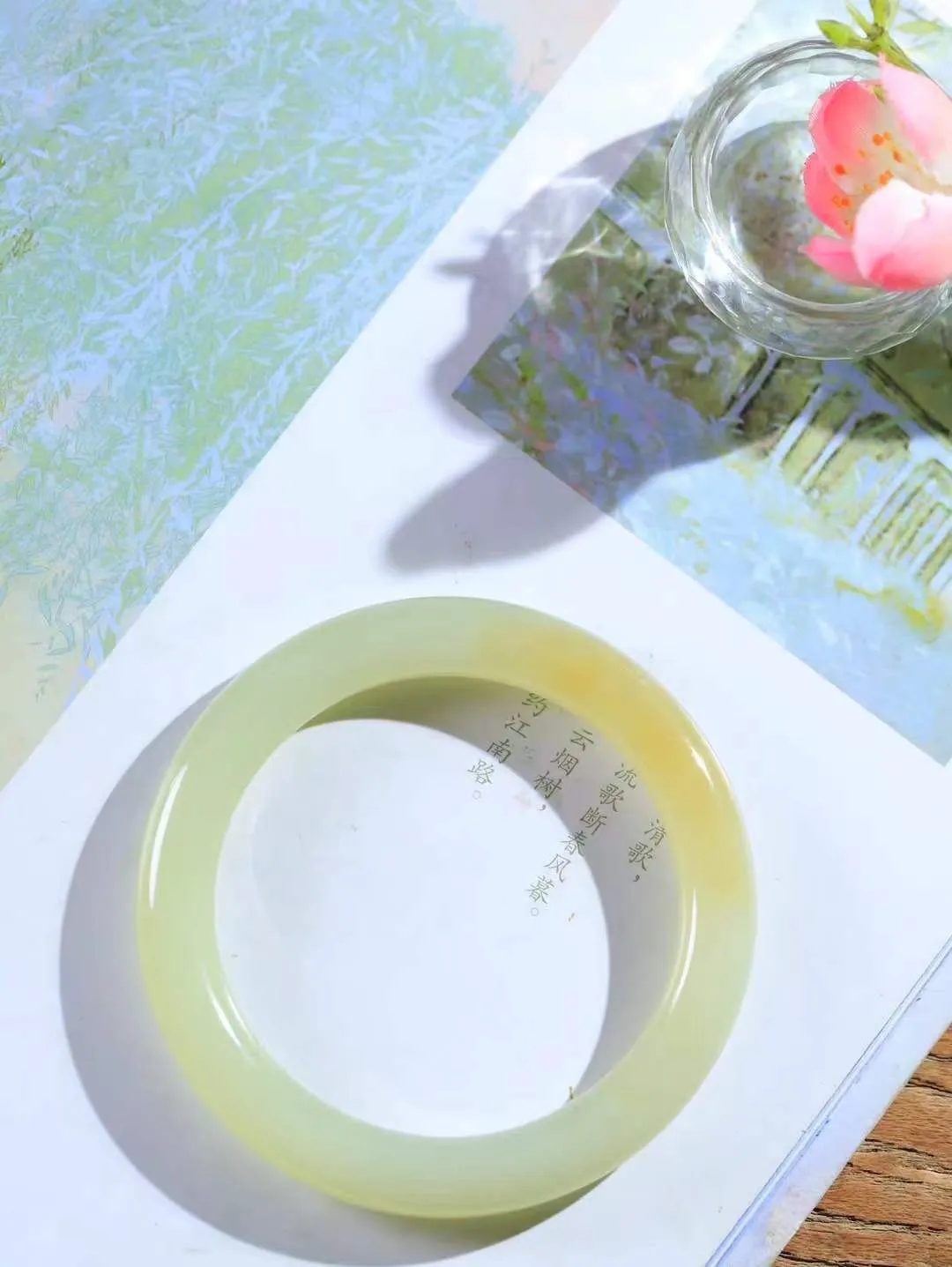 【诗情画意.手镯】

精品和田玉糖白玉点墨手镯   细腻油脂,手感润滑。意韵飘渺，温雅细腻，工艺精湛，️氤氲诗意的美跃然于手腕之间，给人以出尘的风雅，优美脱俗，气质非凡。重41克 内径55mm尺寸8.8-9.6mm  221102600A