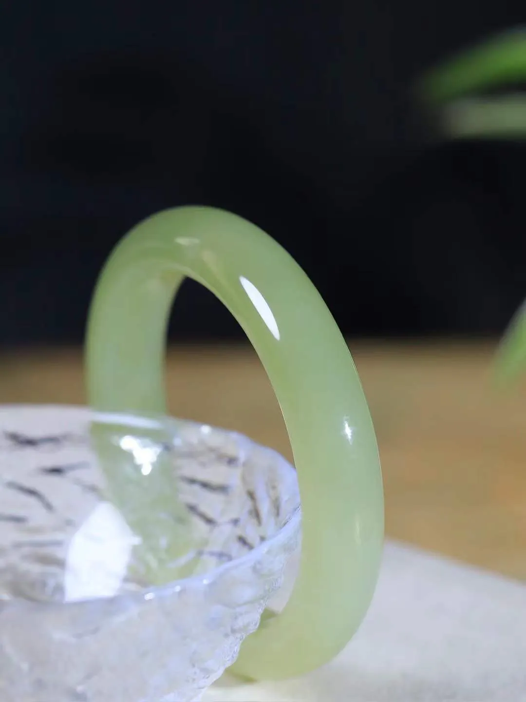 【温润于心.手镯】

精品️和田玉晴水手镯，如晴水般清澈，似晴空般纯净。每一缕纹理都诉说着大自然的馈赠，温润细腻，触手生温。佩戴它，仿佛将一片宁静的晴水湖戴在腕间，优雅从容，气质非凡。重59.6克  尺寸55-12.6-9.3mm  551102633A