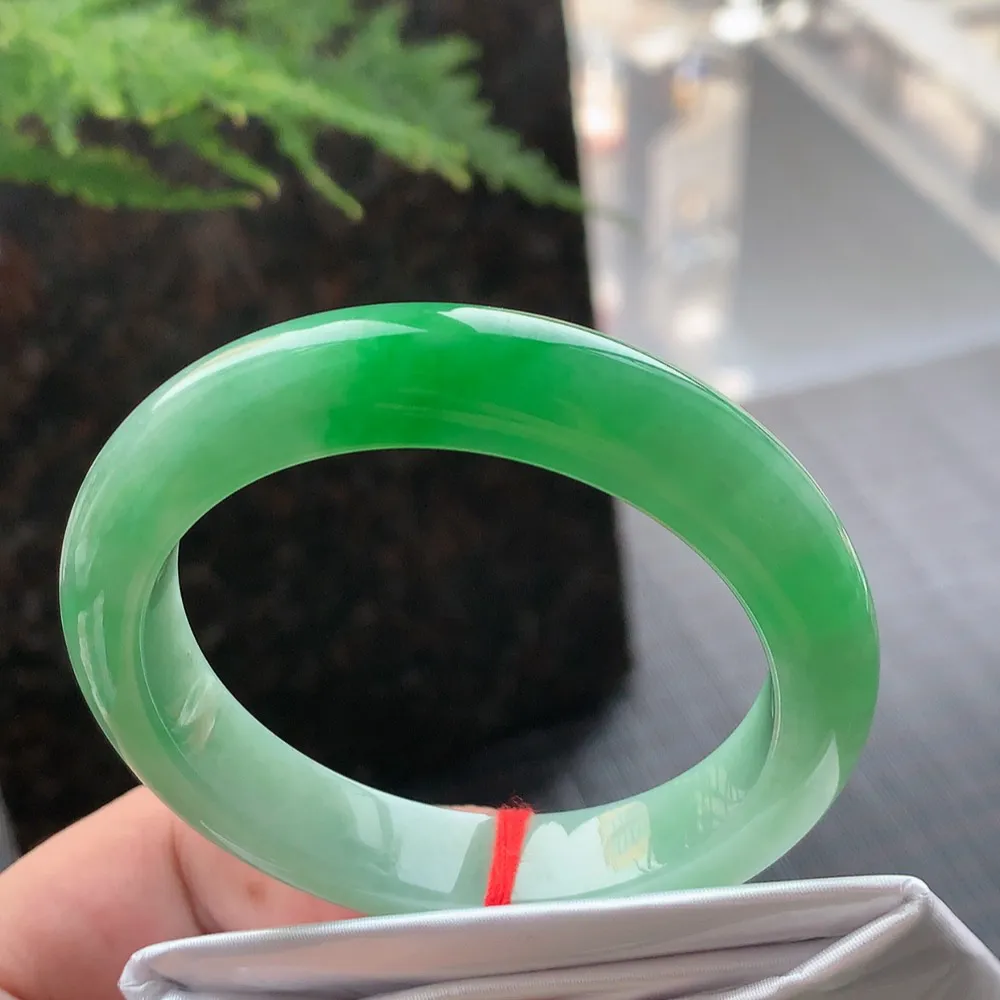 正圈冰糯阳绿 无瑕 尺寸:52.4/11.4/8.5 色好